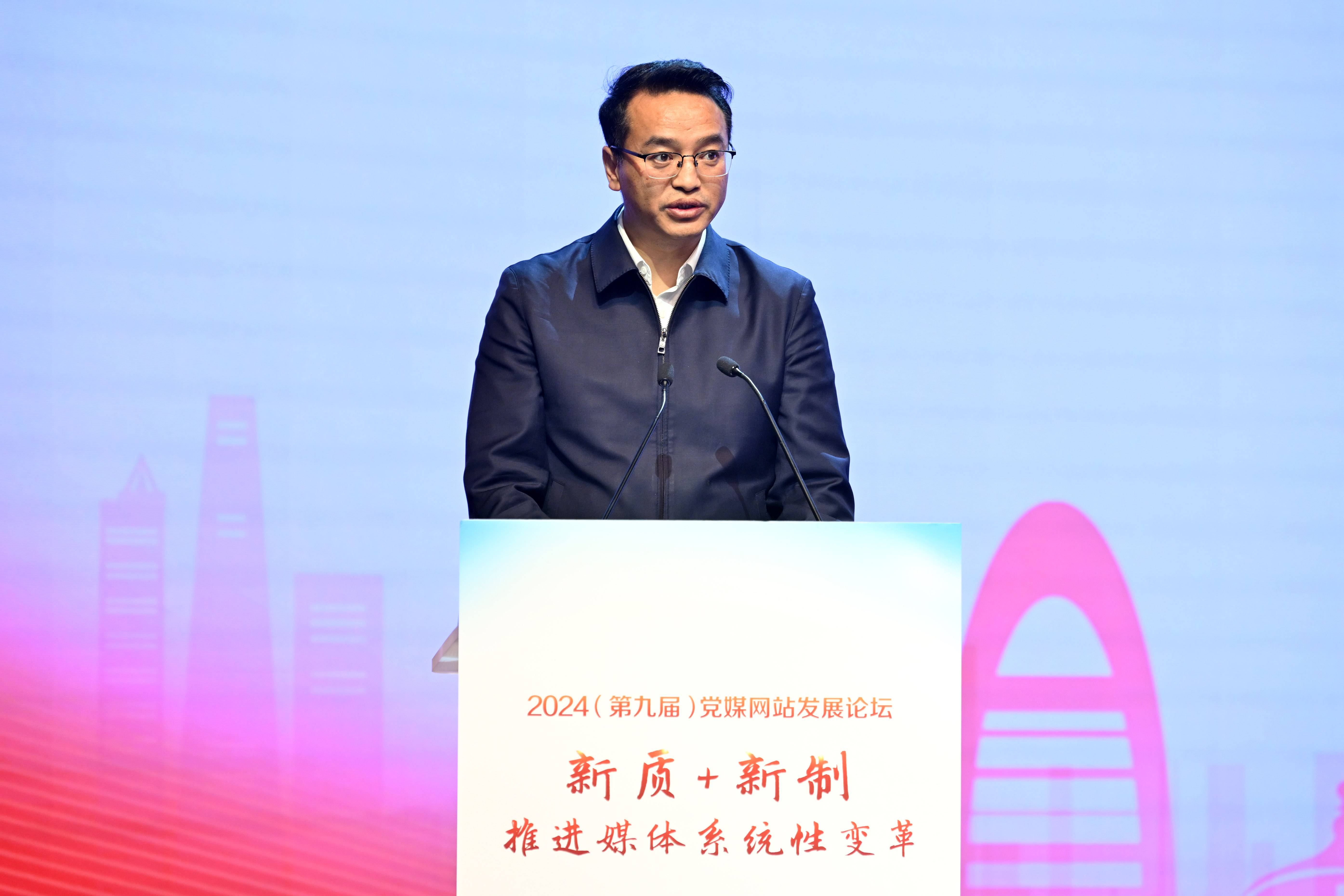 中央網信辦網絡傳播局副局長格桑達瓦致辭（人民網記者 翁奇羽攝）