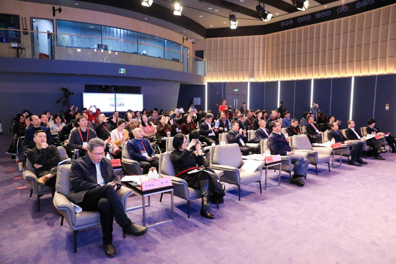 現場觀眾認真傾聽嘉賓發言。