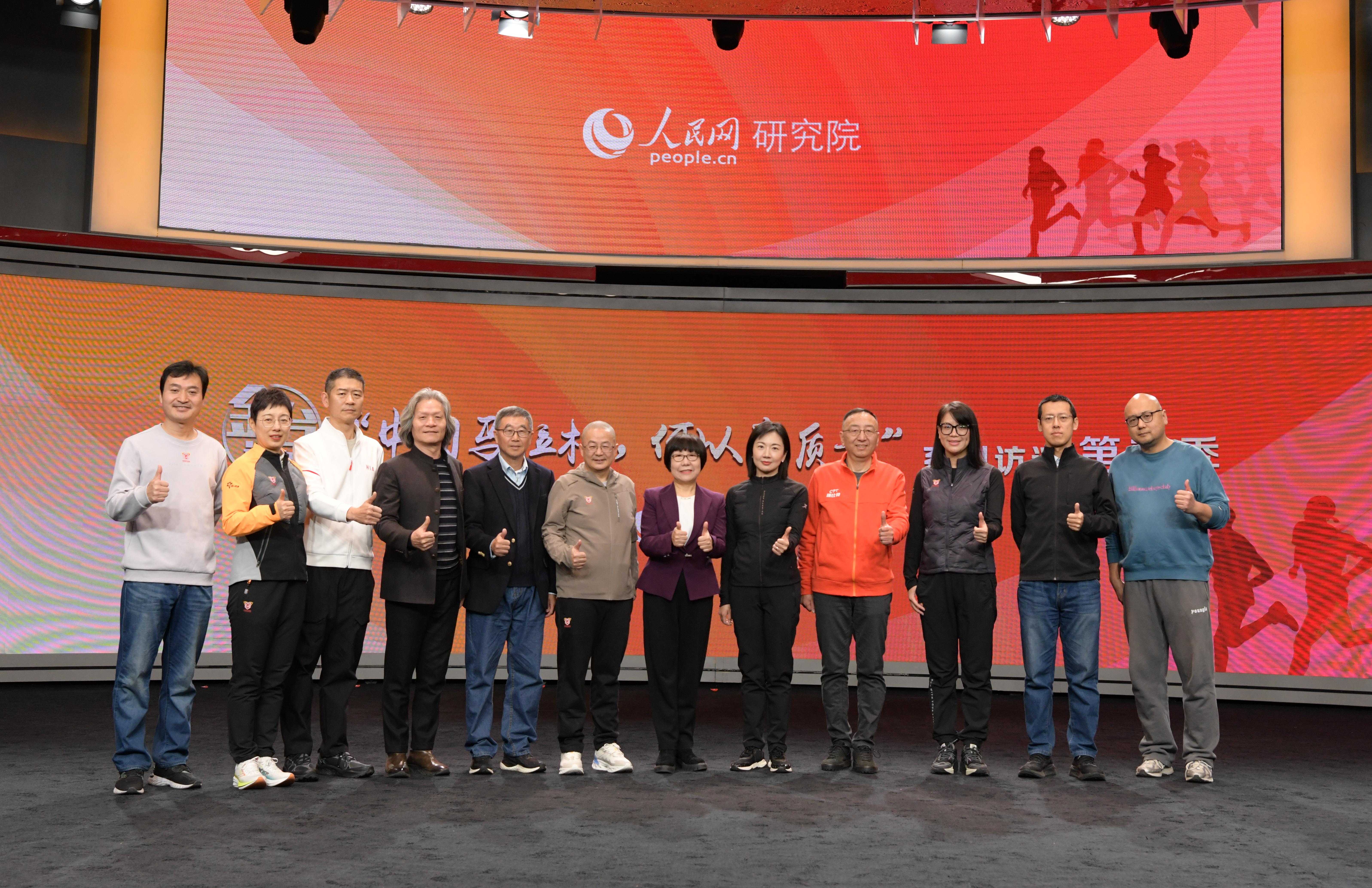 部分訪談嘉賓（由左至右依次為解植崗、趙琳琳、李長征、張思杰、李小白、汪涌、唐維紅、花云、白厚增、冰咖、薄紅愷、陳晨曦，  攝影：人民網皇甫萬里）