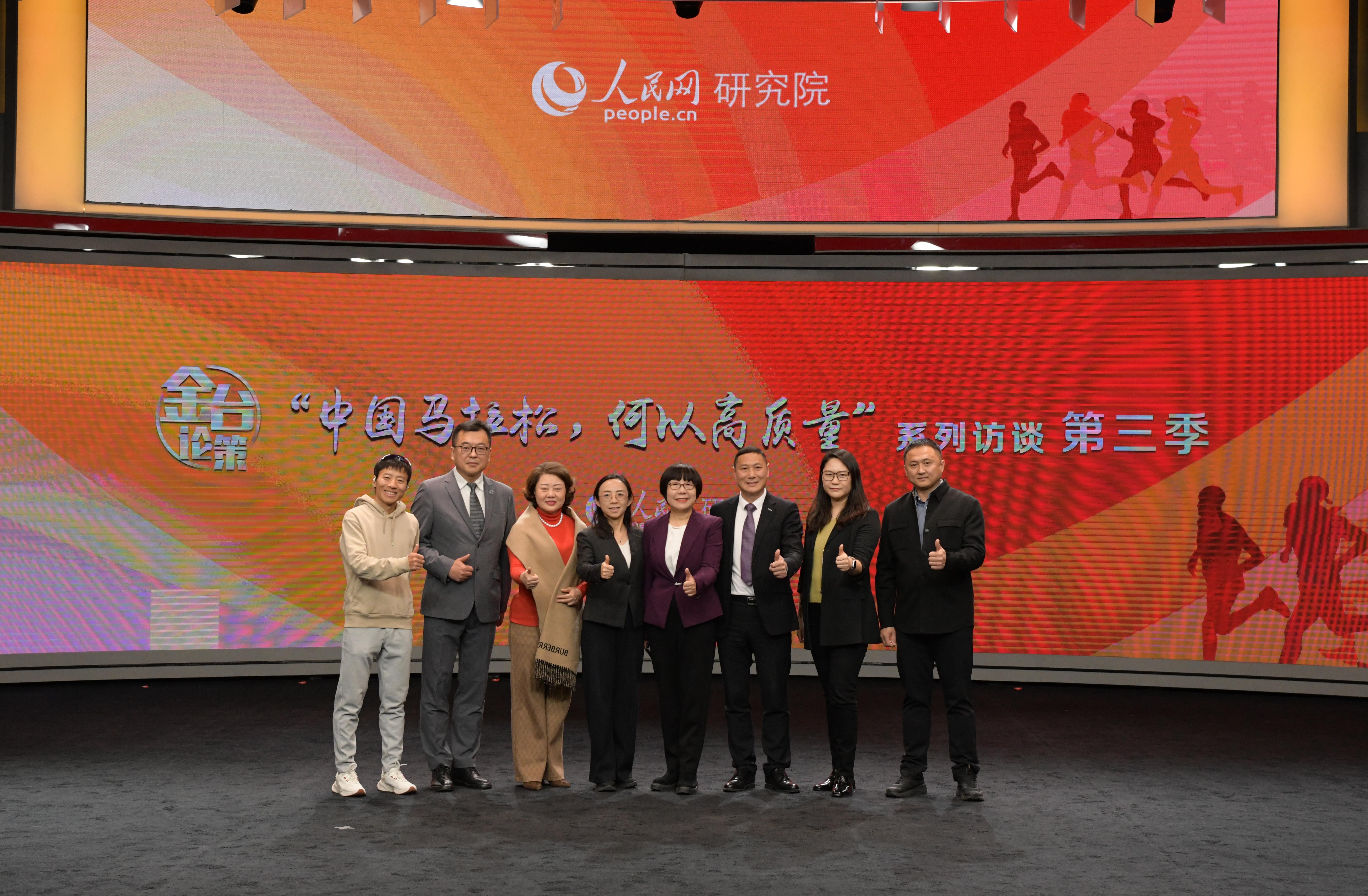 部分訪談嘉賓（由左至右依次為運艷橋、吳豐林、郭建英、蔣依依、唐維紅、李偉、劉岳、閆俊濤， 攝影：人民網皇甫萬里）