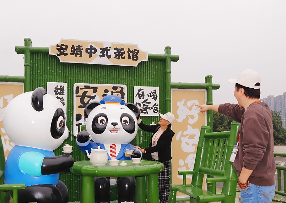 安靖站站前廣場的熊貓雕塑打卡點（受訪者提供）