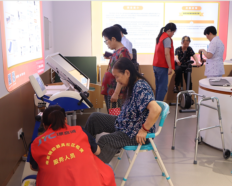 服務指導中心工作人員在幫助顧客試用康復器械 攝影:南京大學 汪雨霖